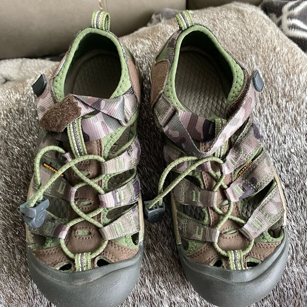 Keen Newport h2 water shoes size 3